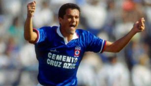 Carlos Hermosillo festeja una anotación de Cruz Azul