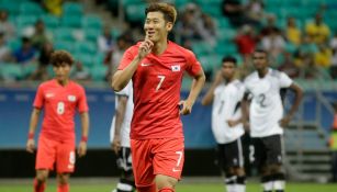 Heungmin celebra un gol contra Fiyi