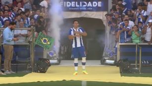 Héctor Herrera saluda a la afición en el Estadio do Dragao