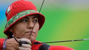 Alejandra Valencia, antes de disparar una flecha con su arco en Río 2016