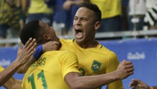 Neymar festeja una anotación contra Dinamarca