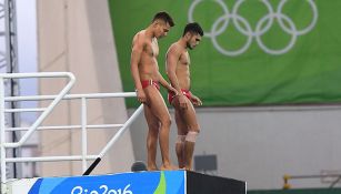 Germán Sánchez e Iván García a punto de hacer un clavado en Río 2016