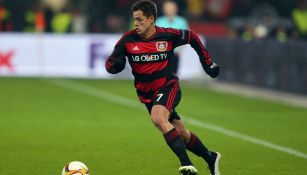 Chicharito disputa un encuentro con Bayer Leverkusen