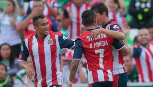 Jugadores de Chivas festeja tras gol de Zaldívar