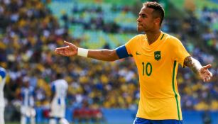 Neymar festeja uno de sus goles contra Honduras