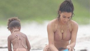 Kim Kardashian, jugando con sus hijos en Punta Mita