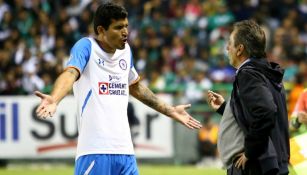 Maza Rodríguez discute con Tomás Boy en un partido de Cruz Azul