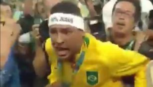 Neymar reclama a un aficionado en la tribuna