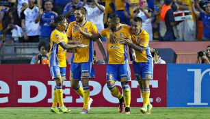 Sosa festeja gol de Tigres con sus compañeros