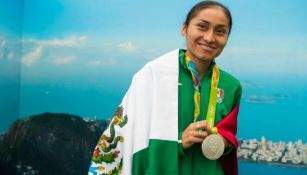 Lupita González posa para la lente de RÉCORD con la bandera y su medalla de plata