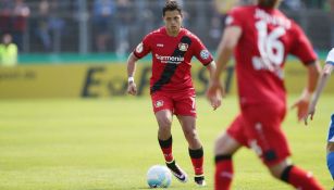 Chicharito controla el balón en juego del Bayer Leverkusen
