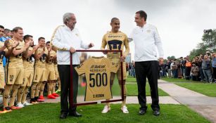 Darío Verón recibe playera conmemorativa por 500 partidos con Pumas