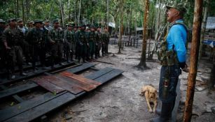 Martín Coreana, comandante de las FARC, se dirige a su tropa