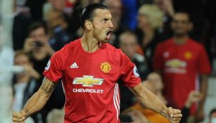 Zlatan Ibrahimovic festeja un gol con el Manchester United