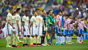 Los jugadores de América y Chivas en la ceremonia protocolaria previo al partido