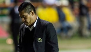 Ambriz sale del campo en un partido de Copa MX