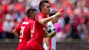 Fernando Uribe festeja un gol con Toluca
