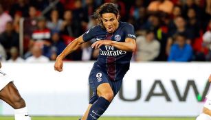 Cavani controla el esférico en un partido del PSG