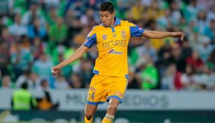 Hugo Ayala durante un partido con Tigres en el Apertura 2016