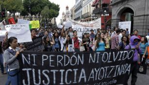 Protestantes a favor de Ayotzinapa