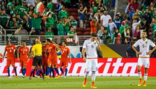  Héctor Herrera y Diego Reyes en lamento, durante partido México vs Chile