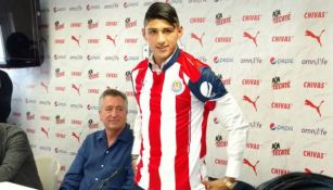 Alan Pulido posa con la playera de Chivas