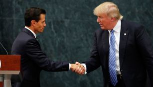 Peña Nieto y Donald Trump se saludan durante la conferencia de prensa