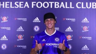 David Luiz posa para la foto con la playera del Chelsea