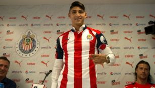 Pulido posa con la playera de las Chivas