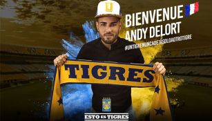 Andy Delort posando con la bufanda de su nuevo club Tigres