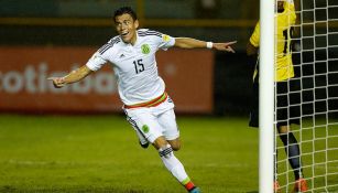 Héctor Moreno festeja su gol contra El Salvador