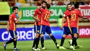 Diego Costa, felicitado tras marcar un tanto frente a Liechtenstein