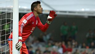 Alfredo Taalvera da indicaciones en partido contra Honduras