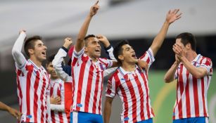 Jugadores de Chivas festejan en el Clásico Nacional