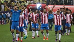 Jugadores de Chivas celebran tras el Clásico Nacional