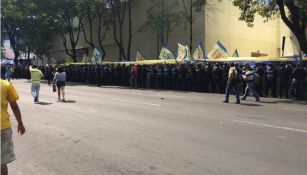 Aficionados del América caminan con la bandera gigante