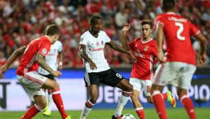 Aboubakar enfrenta a jugadores del Benfica en Champions