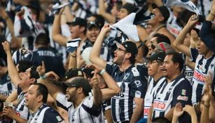 Aficionados de Monterrey en duelo de los Rayados