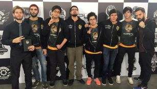 El equipo de Lyon posa tras ganar una partida en el IWCQ