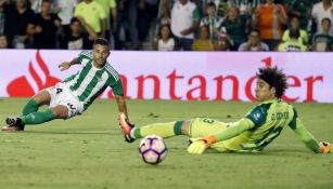 Rubén Castro reamata ante Guillermo Ochoa en el duelo entre Betis y Granada