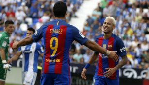 Suárez y Neymar se felicitan tras un gol