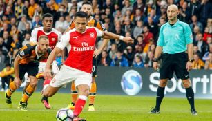 Alexis Sánchez cobra un penalti contra el Hull en la J5 de la Premier League