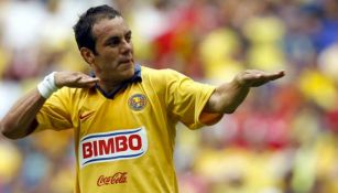 Cuauhtémoc Blanco celebrando un gol con el América