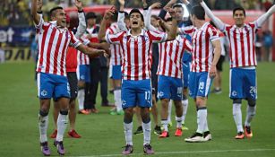 Jugadores de Chivas celebran tras ganar el Clásico