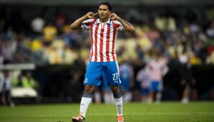 Carlos Peña festeja un gol con Chivas en Clásico Nacional