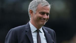 José Mourinho sonríe previo a un juego del Manchester United