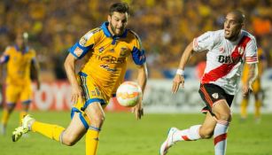 Gignac y Maidana disputan un balón en la Final de Ida de la Copa Libertadores 2015 