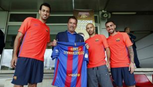 Jugadores del Barcelona se retratan con Schwarzenegger
