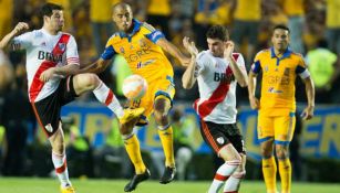 Guido Pizarro trata de evitar que pase el balón durante la Final de la Copa Libertadores 2015