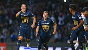 Los jugadores de Pumas celebran un gol